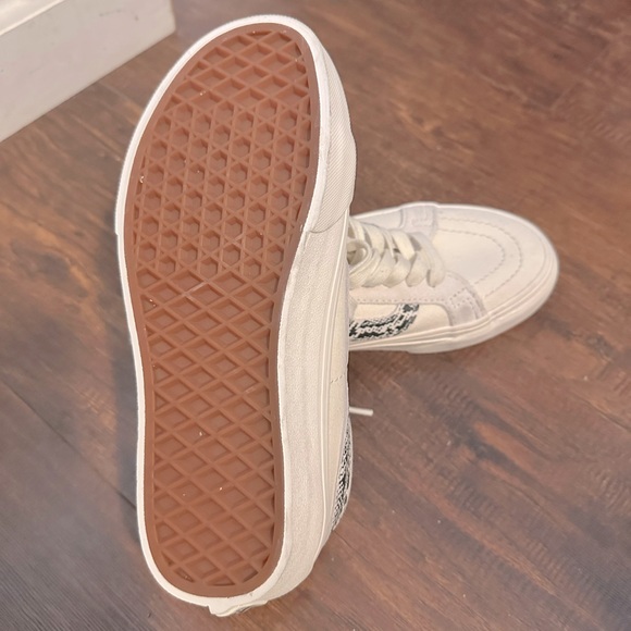 Vans, white sneaker, snake print detail, ultra cushion, size 3.5mens/5 women - Picture 4 of 5